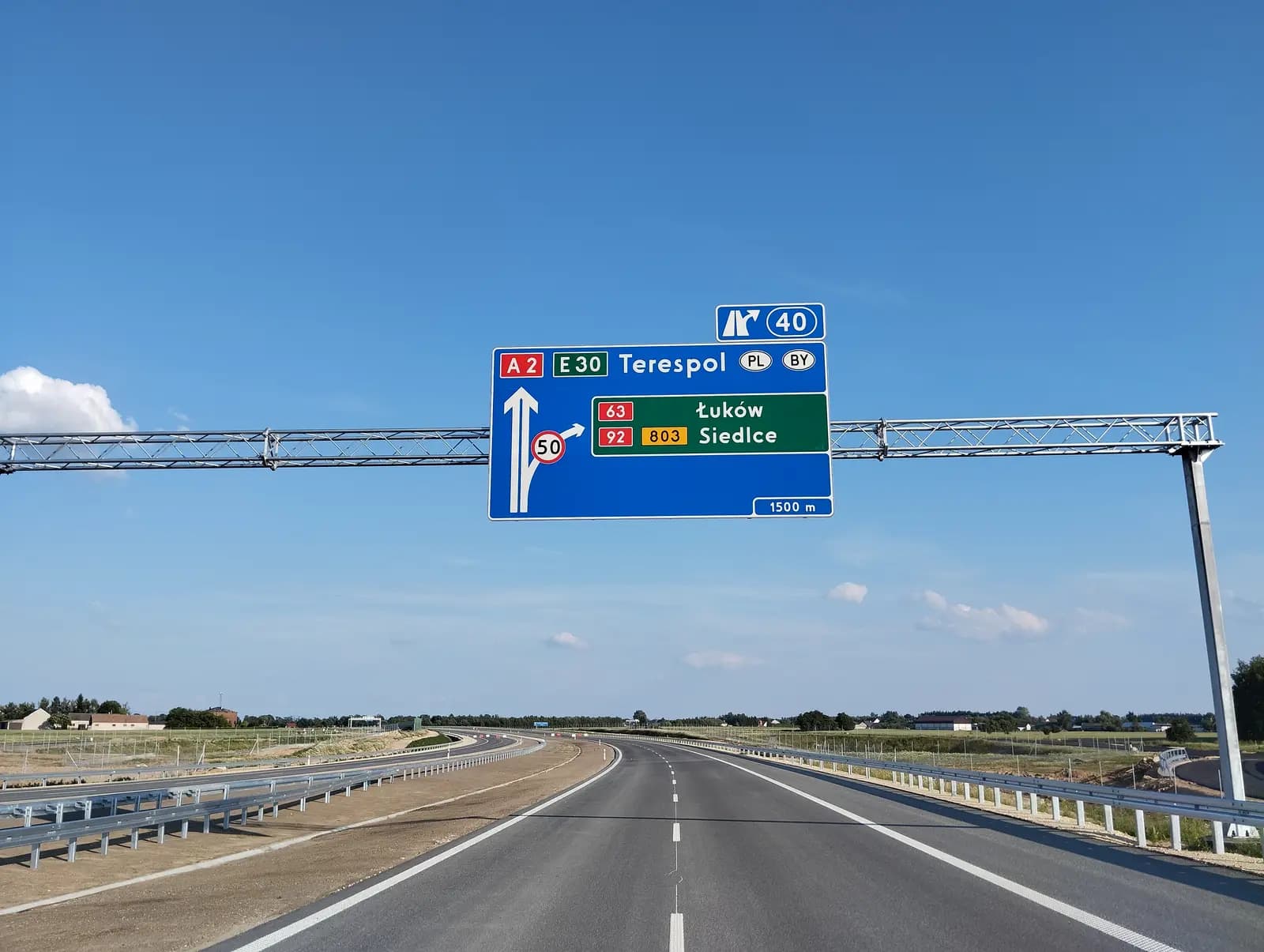 Polonya A2 otoyolunda Terespol ve Siedlce yönünü gösteren tabela